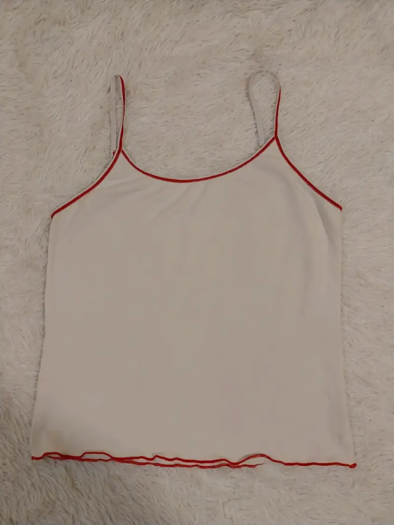 Polera de tirantes con diseño de gato y borde rojo - 2