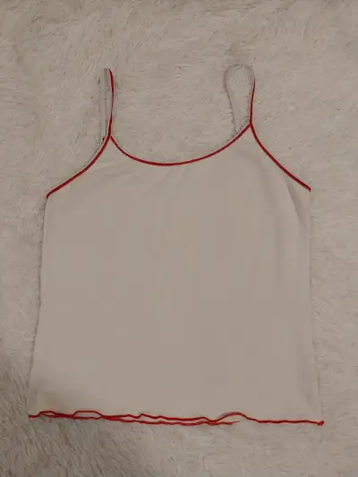 Polera de tirantes con diseño de gato y borde rojo - miniatura 2