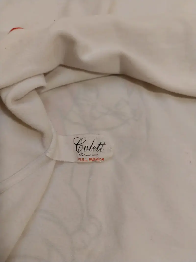 Polera de tirantes con diseño de gato y borde rojo - 3