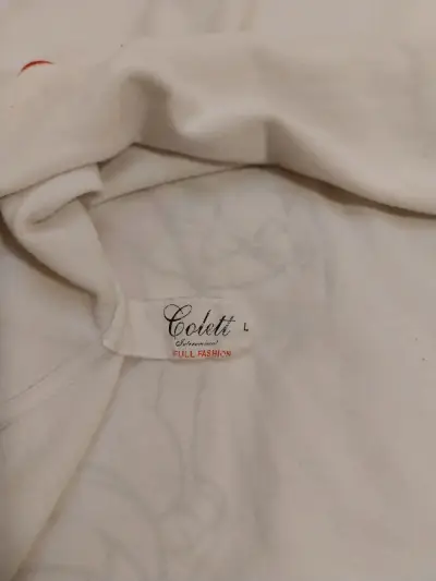 Polera de tirantes con diseño de gato y borde rojo - miniatura 3