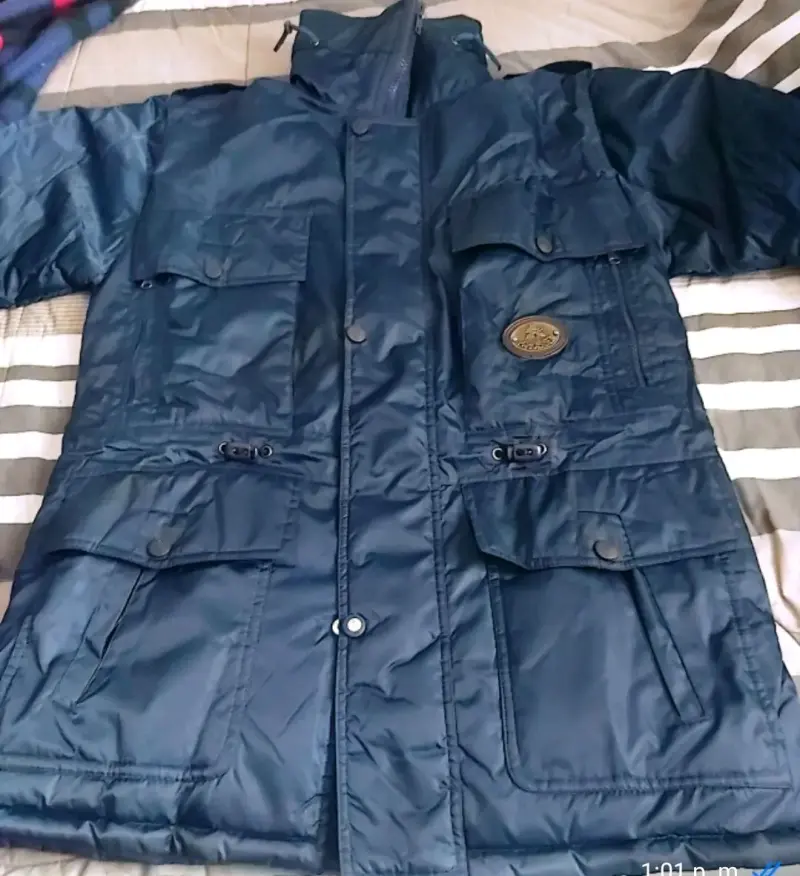 Parka azul con forro interior cálido - 1
