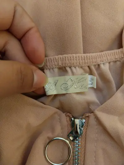 Enterito de mujer color salmón con cierre frontal - miniatura 3