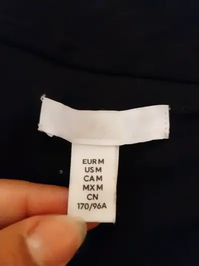 Vestido negro ajustado - miniatura 3