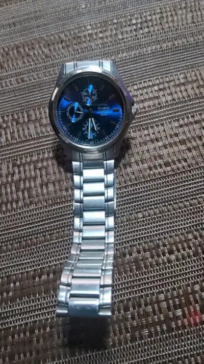 Reloj Casio de acero inoxidable con esfera azul - miniatura 1
