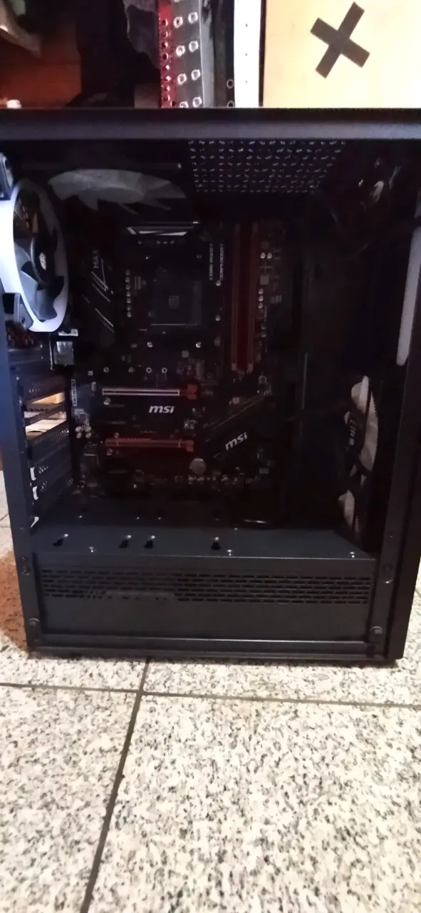 Gabinete MSI con placa madre B450 y fuente Corsair - 1
