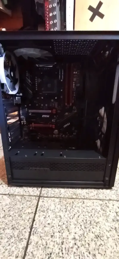 Gabinete MSI con placa madre B450 y fuente Corsair - miniatura 1