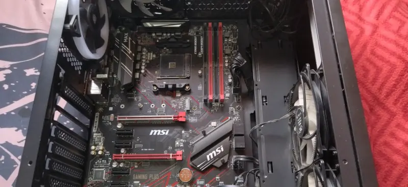 Gabinete MSI con placa madre B450 y fuente Corsair - 3