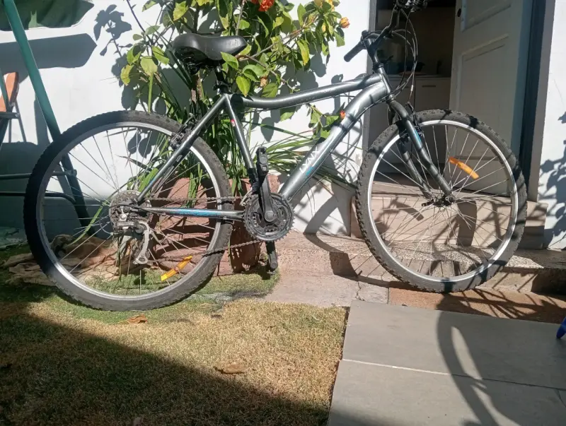 Bicicleta de montaña Axxis gris en buen estado - 1