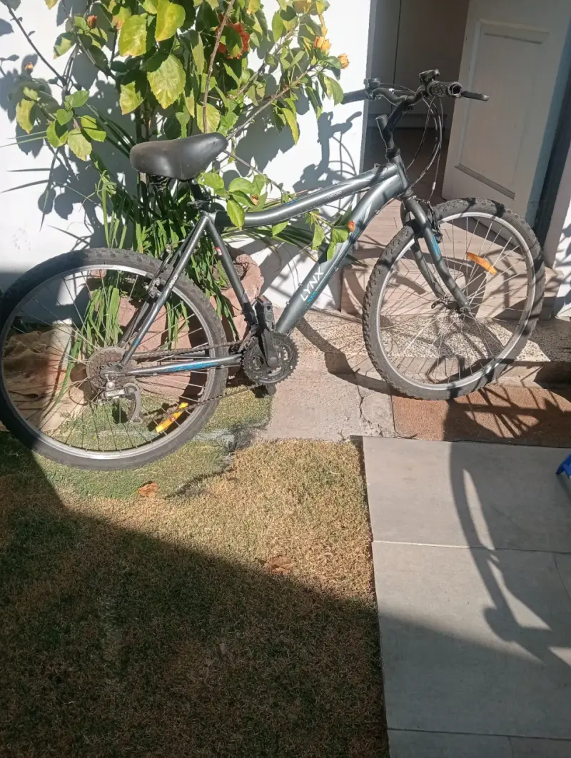 Bicicleta de montaña Axxis gris en buen estado - 2