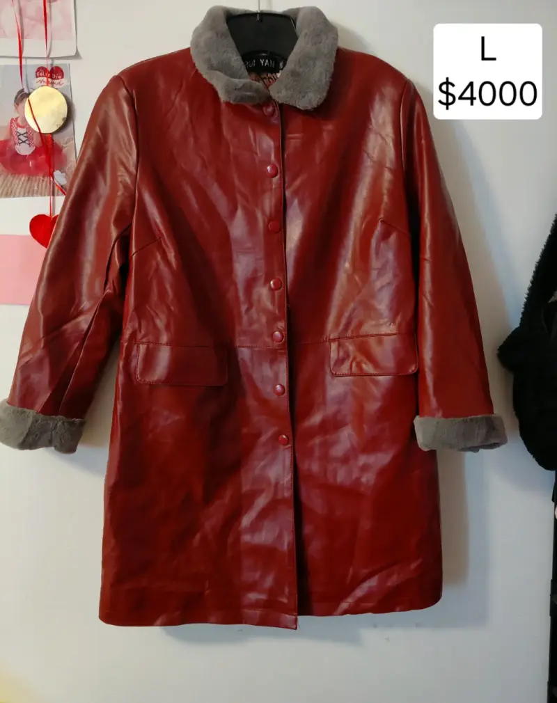 Abrigo de cuero rojo con cuello de piel sintética - 1