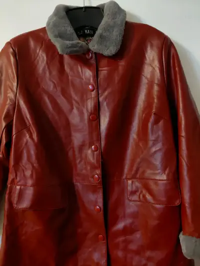 Abrigo de cuero rojo con cuello de piel sintética - miniatura 2
