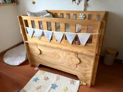 Cuna de madera para bebé con diseño moderno - miniatura 1