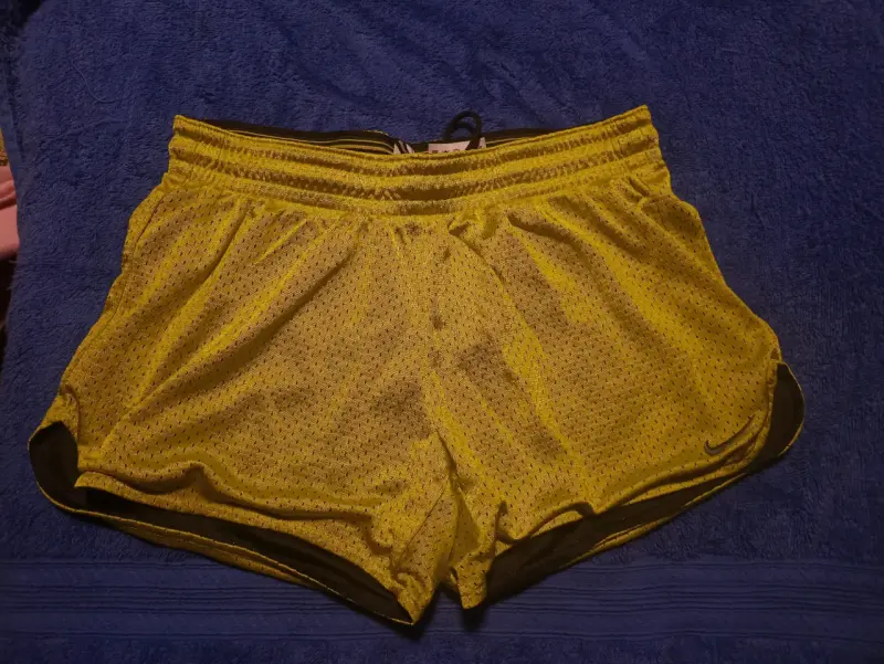 Shorts deportivos Nike amarillos para hombre - 4