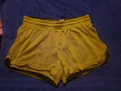 Shorts deportivos Nike amarillos para hombre - miniatura 4