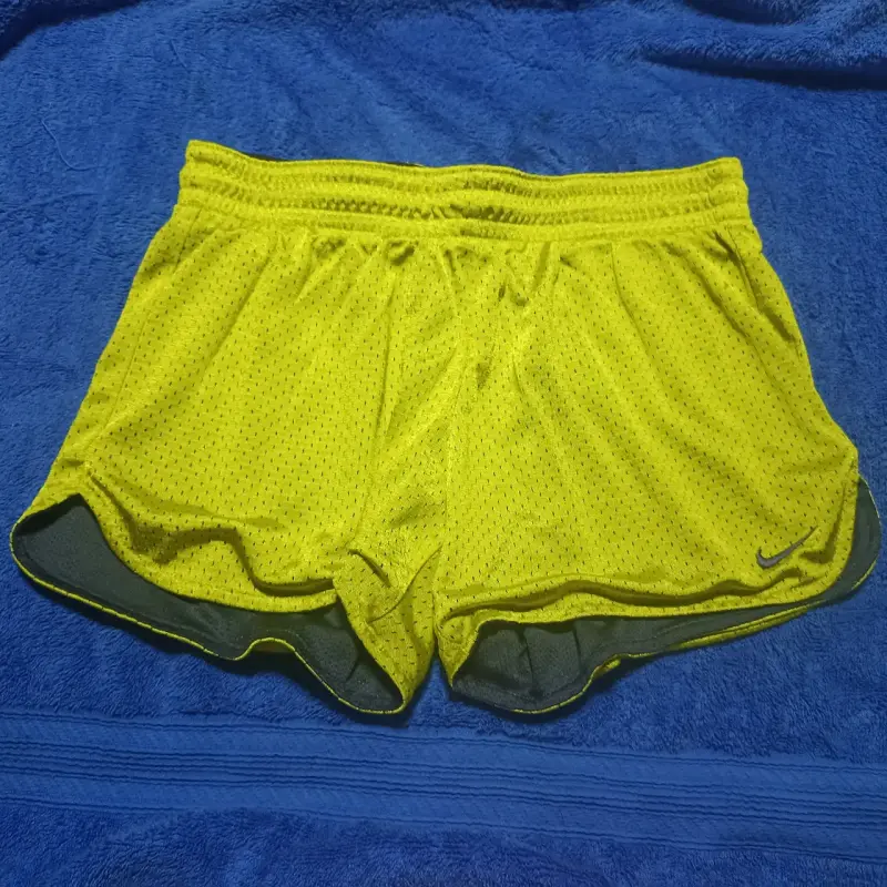 Shorts deportivos Nike amarillos para hombre - 6