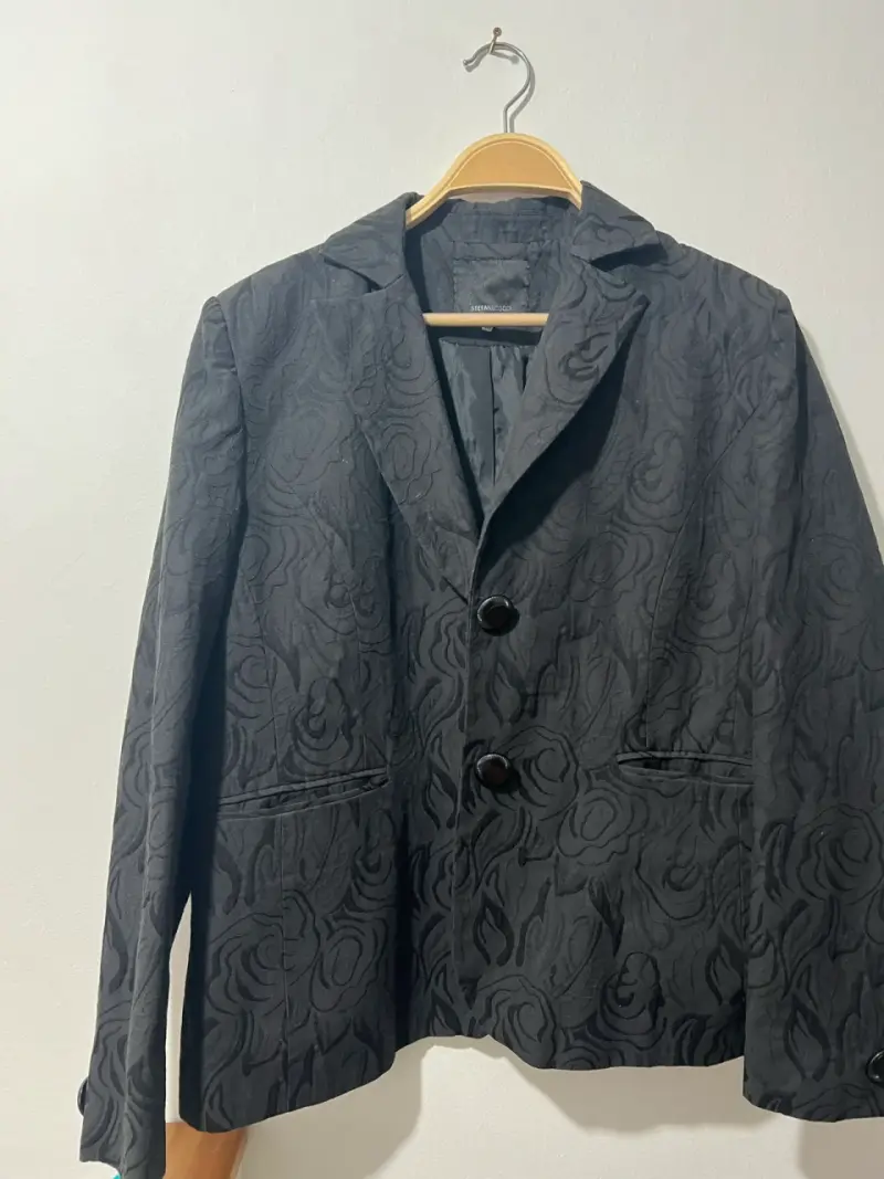 Blazer negro con diseño floral para mujer - 1