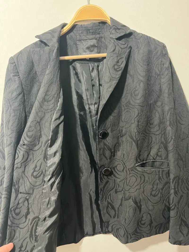 Blazer negro con diseño floral para mujer - 2