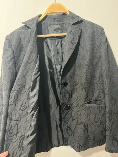 Blazer negro con diseño floral para mujer - miniatura 2