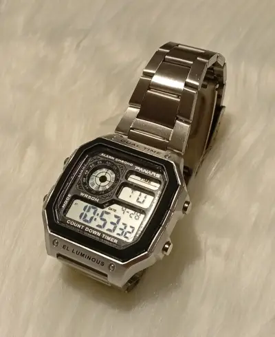 Reloj digital vintage plateado - miniatura 1