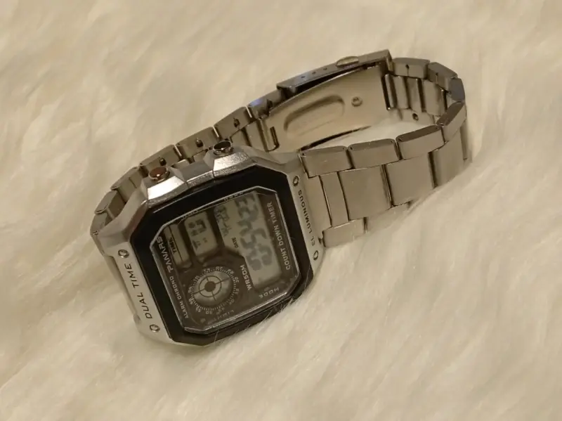 Reloj digital vintage plateado - 3
