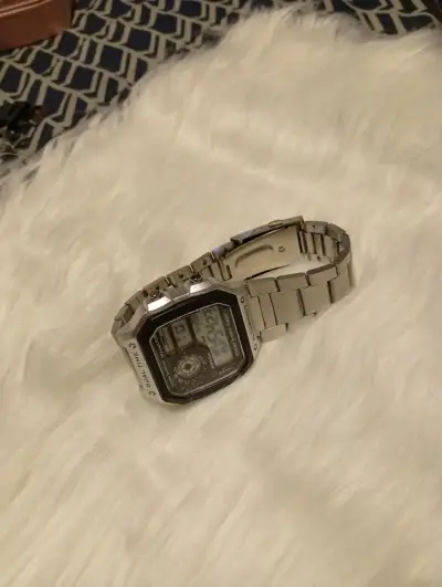 Reloj digital vintage plateado - miniatura 4
