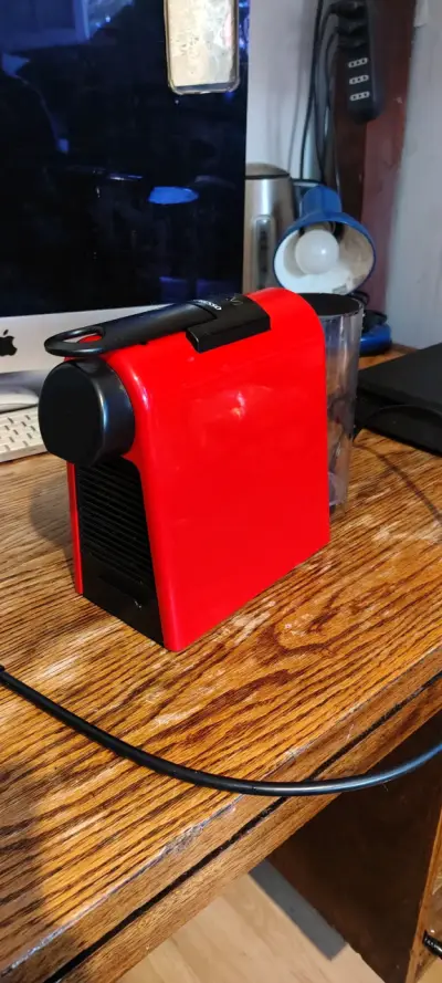 Cafetera de cápsulas nespresso roja compacta - miniatura 1