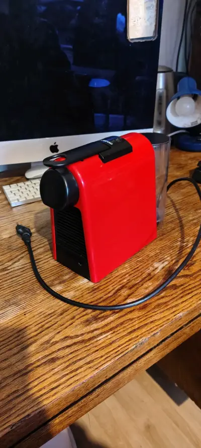 Cafetera de cápsulas nespresso roja compacta - miniatura 2