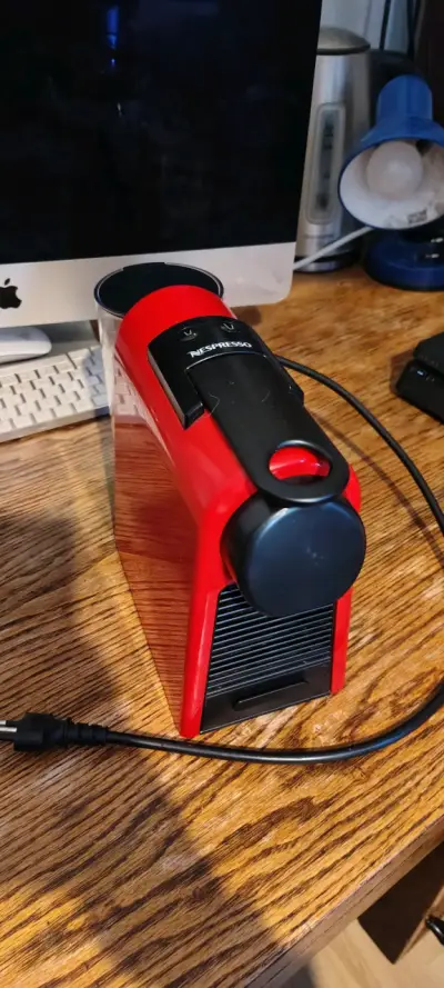 Cafetera de cápsulas nespresso roja compacta - miniatura 4