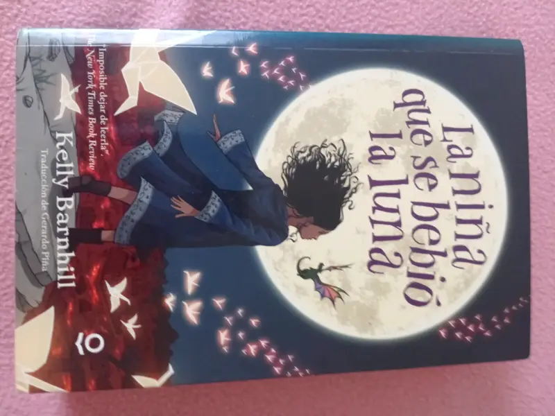 Libro "La niña que se bebió la luna"