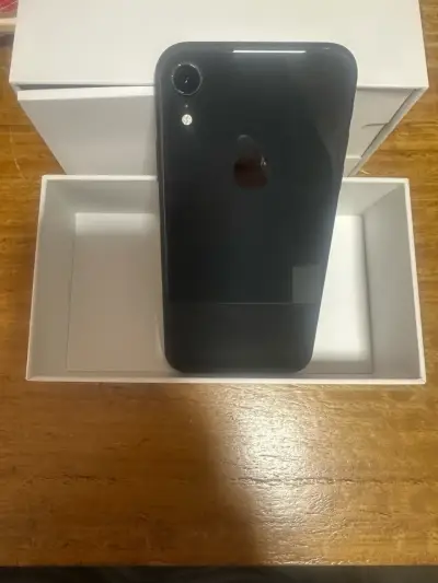 iPhone XR negro en buen estado con caja - miniatura 1