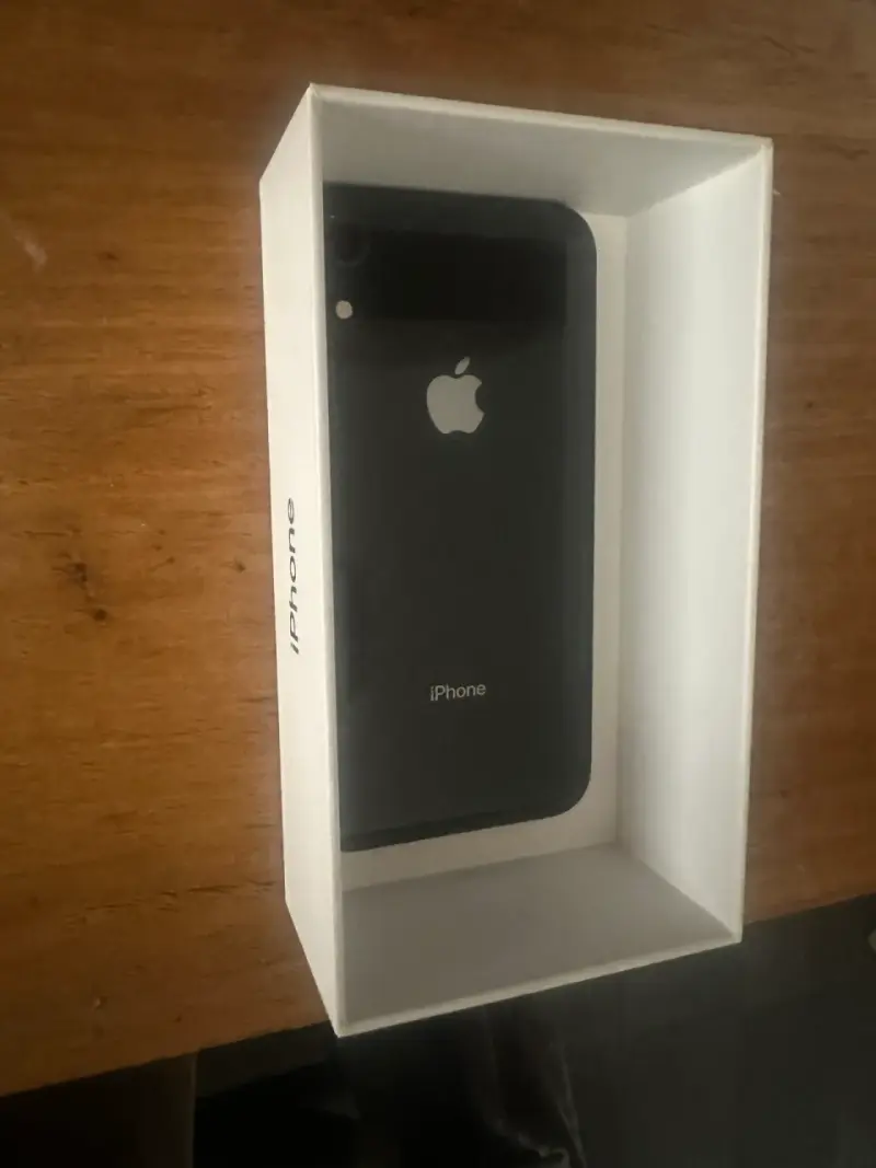 iPhone XR negro en buen estado con caja - 2