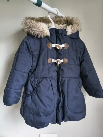 Abrigo de invierno para niña con capucha y forro de piel - miniatura 1