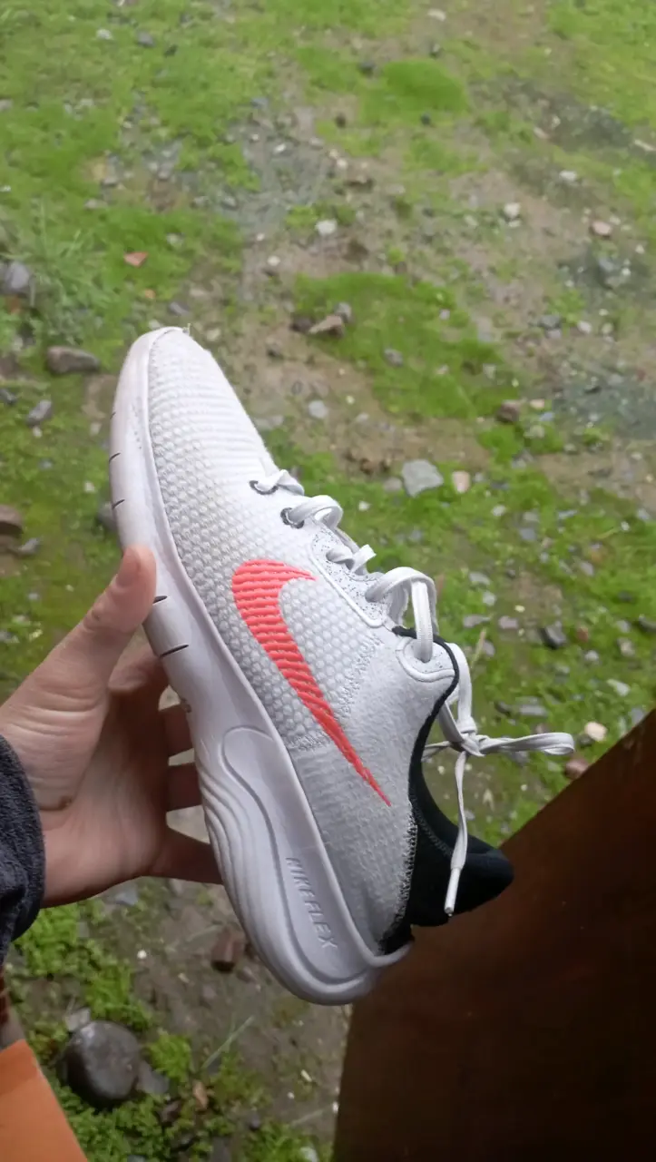 Zapatillas deportivas Nike blancas con logo rojo