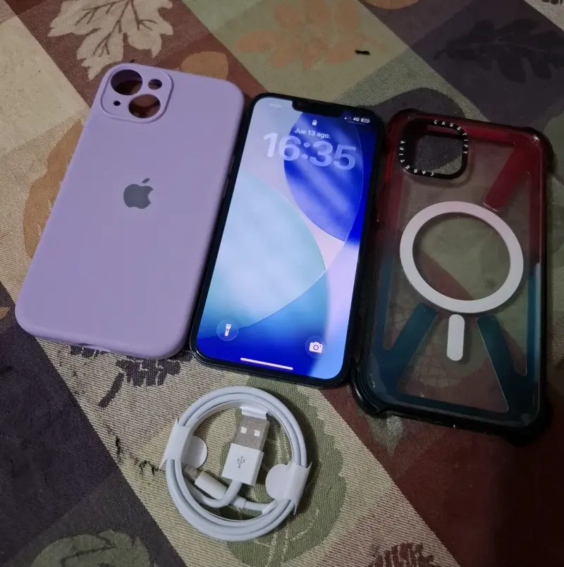 iPhone 13 con fundas y cable usb nuevos - 1