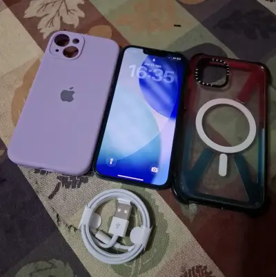 iPhone 13 con fundas y cable usb nuevos - miniatura 1