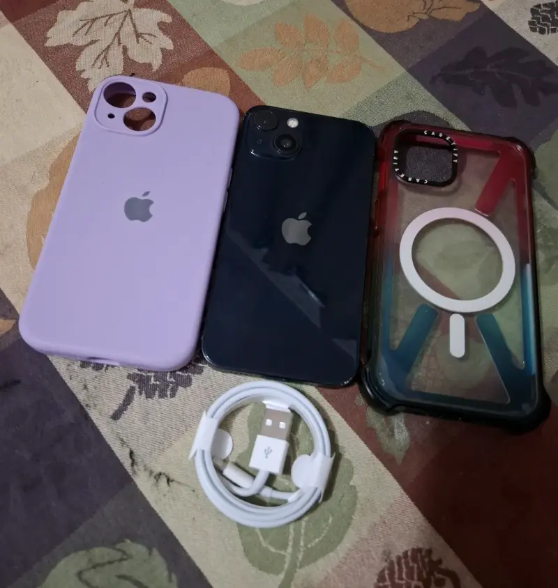 iPhone 13 con fundas y cable usb nuevos - 2