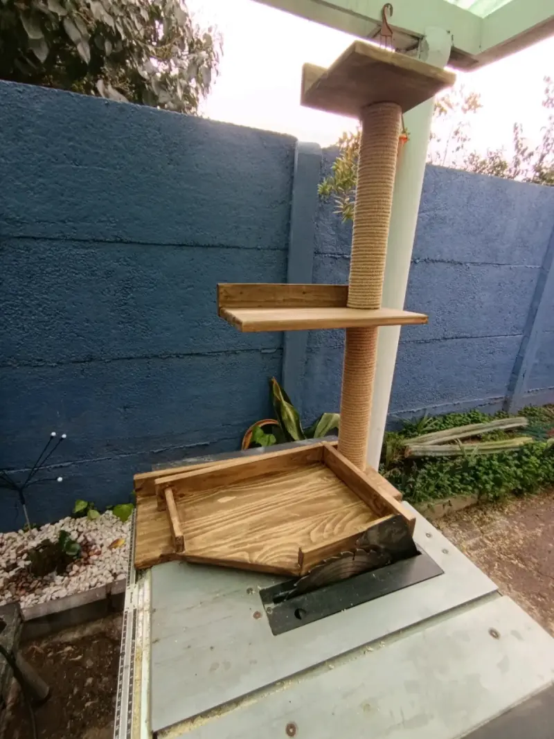 Rascador para gatos de madera con plataformas - 2