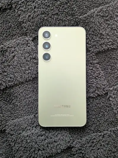 Samsung Galaxy S23 en buen estado con funda - miniatura 1