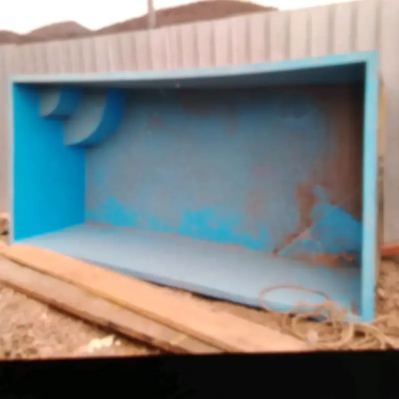 Piscina de fibra de vidrio azul grande