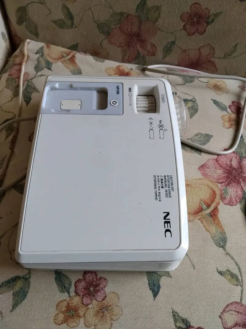 Proyector NEC NP100 DLP en buen estado - 1