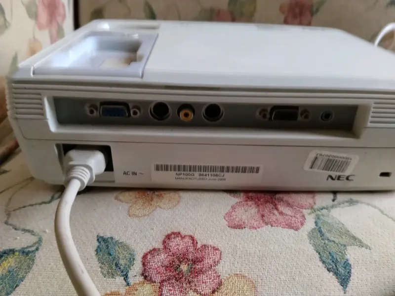 Proyector NEC NP100 DLP en buen estado - 4