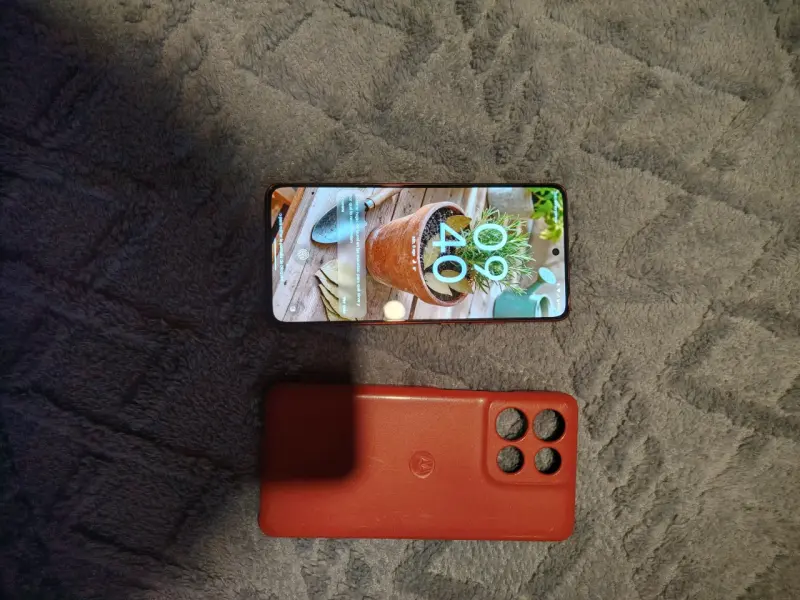 Smartphone Motorola con funda roja