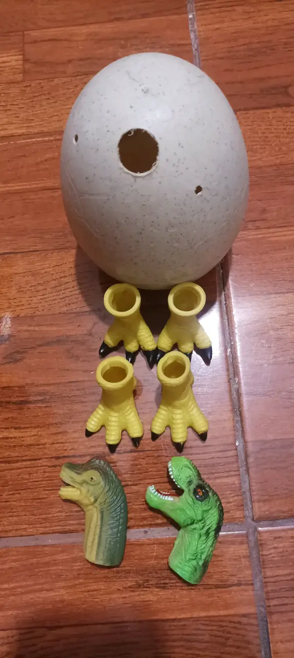 Juego de ensamblaje de dinosaurio con huevo