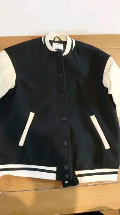 Chaqueta varsity negra y blanca Sybilla - miniatura 1
