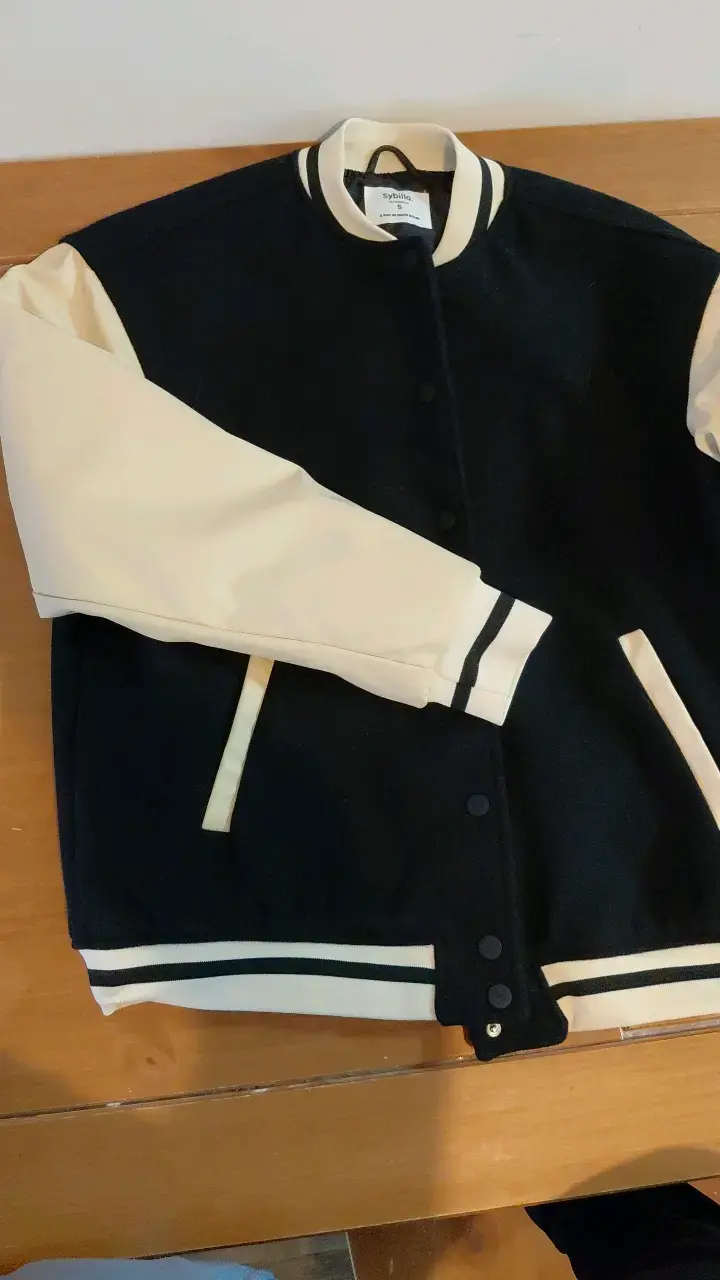 Chaqueta varsity negra y blanca Sybilla - 2