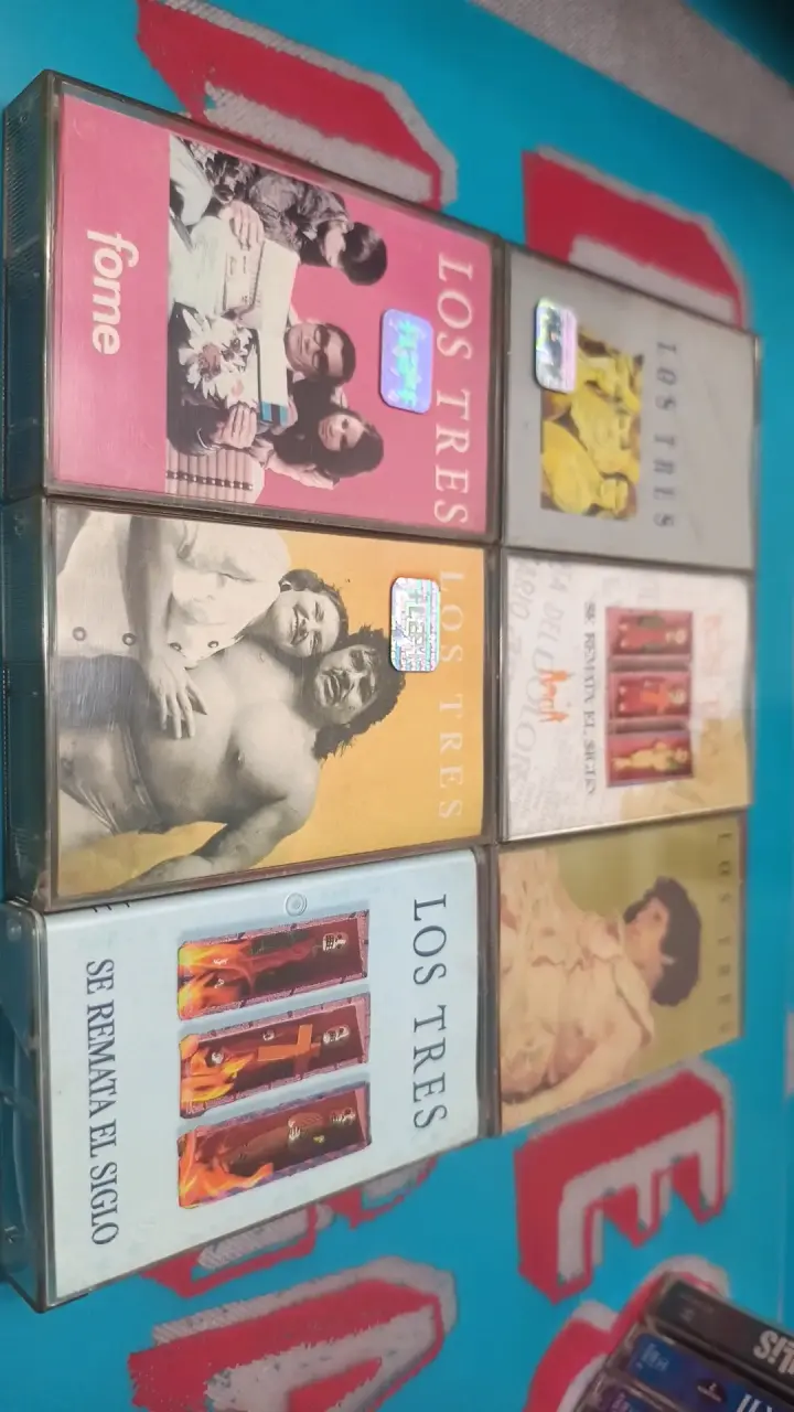 Colección de cassettes de Los Tres