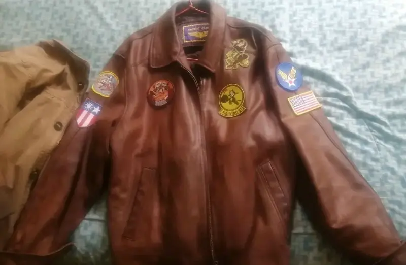 Chaqueta de cuero marrón con parches estilo aviado - 3