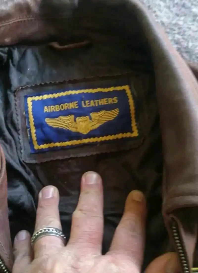 Chaqueta de cuero marrón con parches estilo aviado - 5
