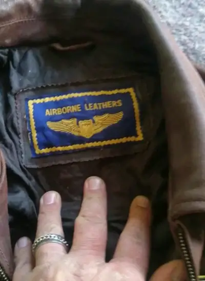 Chaqueta de cuero marrón con parches estilo aviado - miniatura 5
