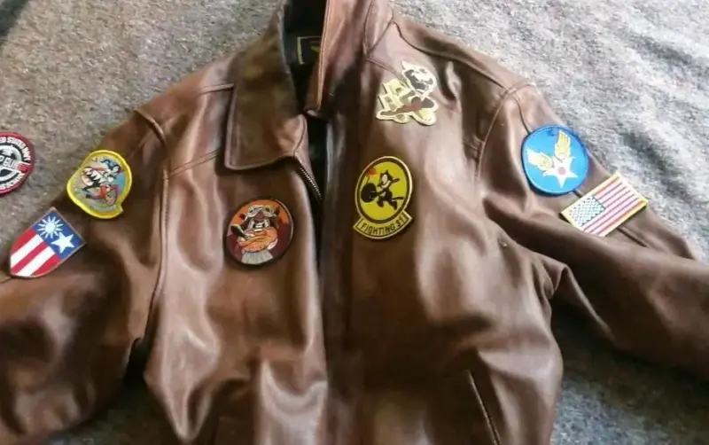 Chaqueta de cuero marrón con parches estilo aviado - 6